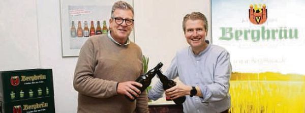 Stoßen auf die Zusammenarbeit an: Brauerei-Geschäftsführer Jörg Tietz (links) und Ralf Japser, Vorsitzender des Literatur- und Kunstkreises. FOTO: FRANK SCHNEIDER