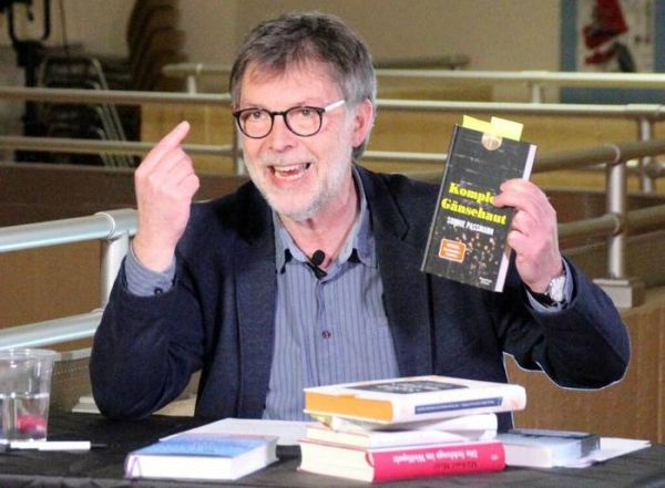 Heinrich Sprink, Buchhändler aus Dassel, stellt neue Bücher in gewohnt pointierter Weise vor.  FOTO: RALF JASPER