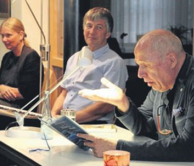 Treuer Vorleser: Bernd Homeyer in der Volksbank, dahinter Klaus und Stefanie Kairat, die für die Musik sorgten.
