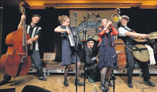 In Aktion: Die Berliner Band Shmaltz bei ihrem viel umjubelten Auftritt in Uslar im Forum des Gymnasiums