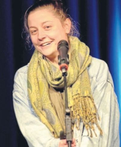 Die Siegerin: Leticia Wahl aus Marburg gewann den Poetry Slam in Uslar. Foto: Hendrik Blohm/nh