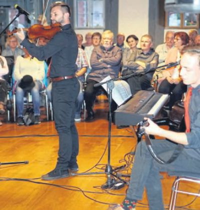 Viel Applaus: In der Rathaushalle überzeugten die Gäste aus Schlochau mit Musik. Foto: Gudrun Porath