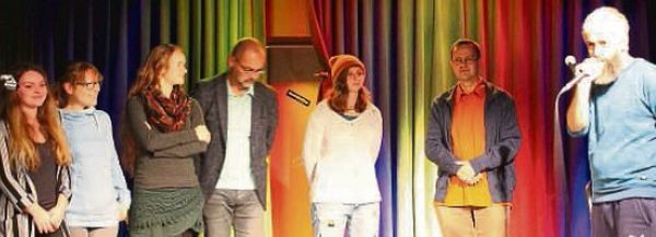 Siegerehrung beim Poetry Slam im Kulturbahnhof Uslar mit der Siegerin Lippi Punkstrumpf (dritte, von rechts). FOTO: RALF JASPER