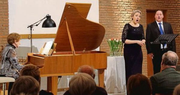 Die Liebe ist ein Rosenstrauch: Pianistin Gabriele Weiß-Wehmeyer (von links), Mila Küssner (Sopran) und Alec Otto (Tenor) überzeugten das Publikum in der Friedenskirche mit Arien und Duetten der Romantik. FOTO: RALF JASPER