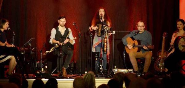 Begeisterte das Publikum: Die Irish-Folkband Cara beim ausverkauften Konzert im Gasthaus Johanning in Eschershausen. FOTO: JÜRGEN BÄTHE