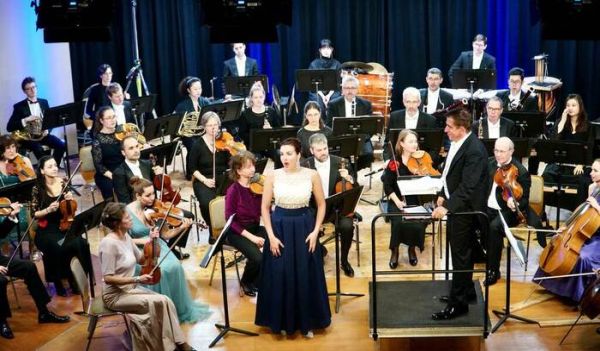 Star des Neujahrskonzerts in Uslar mit dem Göttinger Symphonie-Orchester war die Sopranistin Eva Hartová. FOTO: GUDRUN PORATH