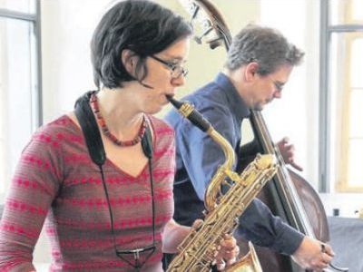 Spielt im Museumsstübchen: Das Berliner Jazz-Duo Subsystem mit Almut Schlichting (links) und Sven Hinse. Foto: Privat/nh