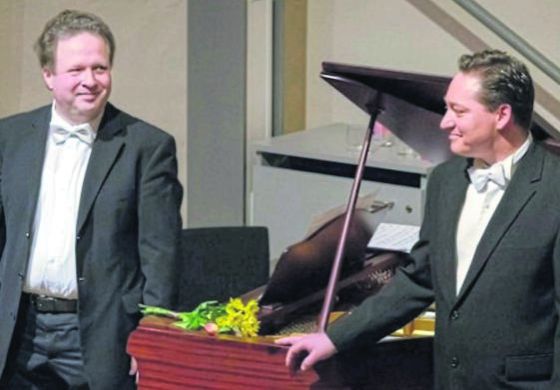 Kommt wieder zum Konzert nach Uslar: Alec Otto (rechts) und sein Pianist Ronald Uhlig treten am 11. Februar in der Friedenskirche auf. Foto: Privat/nh