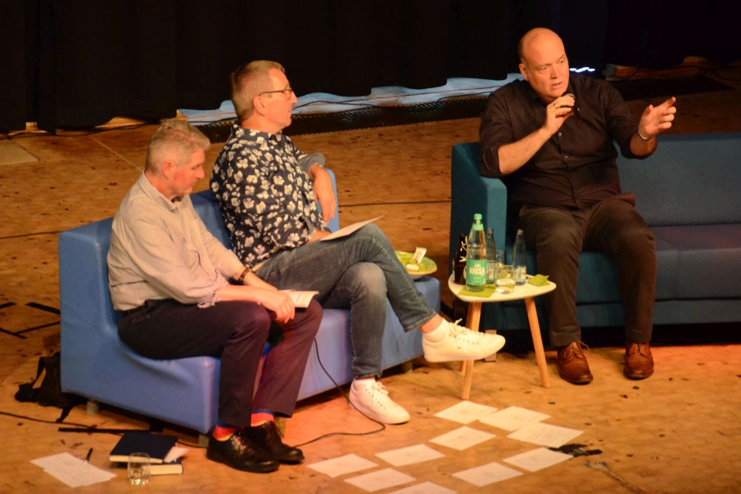 Die Moderatoren Ralf Jasper und Volker Fuchs beim Talk mit dem Journalisten Robin Alexander.