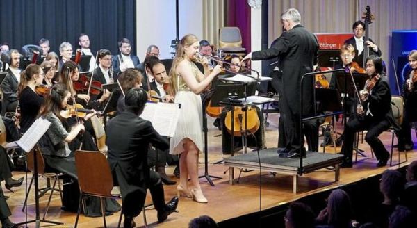 Als Solistin begeisterte Polina Tarasenko im Forum: Die 23-jährige Posaunistin aus Kherson (Ukraine) bereicherte das Konzert des Göttinger Symphonieorchesters unter der Leitung von Dr. NicholasMilton beim Neujahrskonzert im Gymnasium. FOTO: GUDRUN PORATH